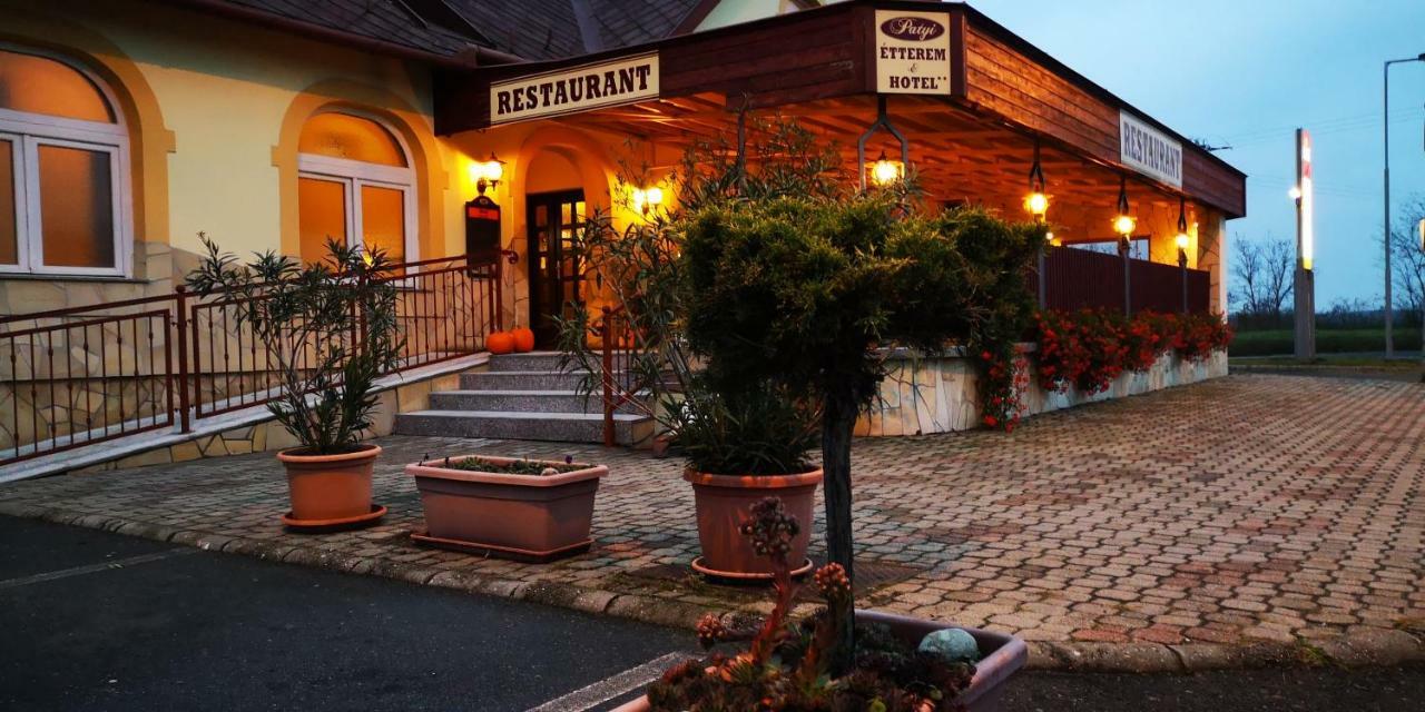 Patyi Etterem Es Hotel Bögöte المظهر الخارجي الصورة